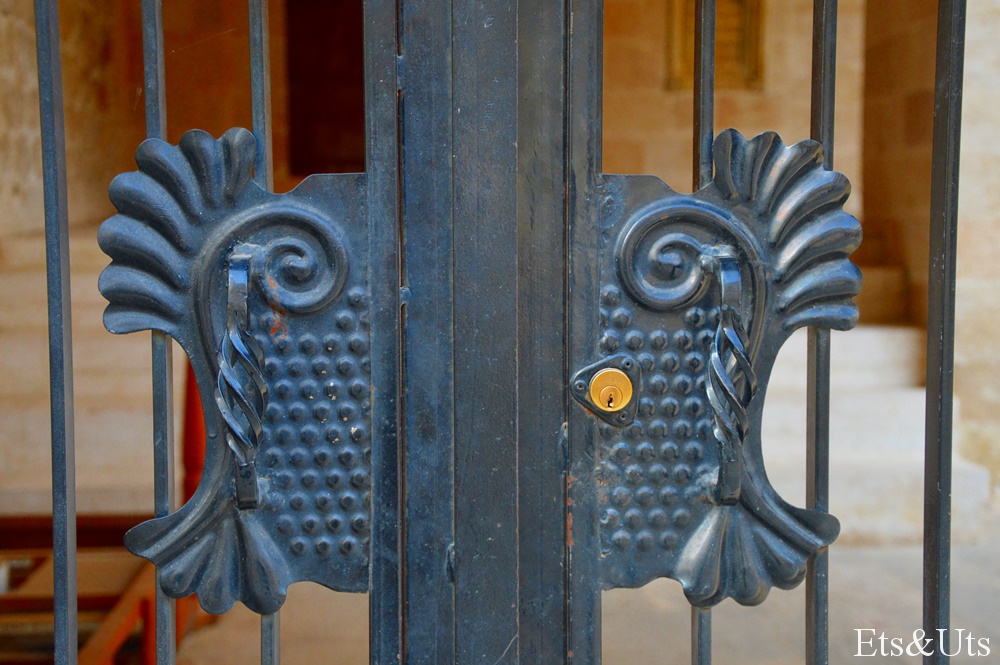 Puerta de la iglesia de Santa Ana cerrada