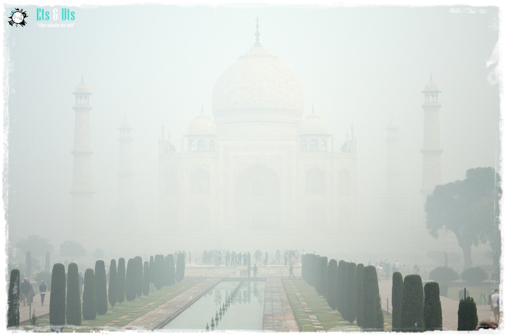 El Taj Mahal con niebla en Agra, India