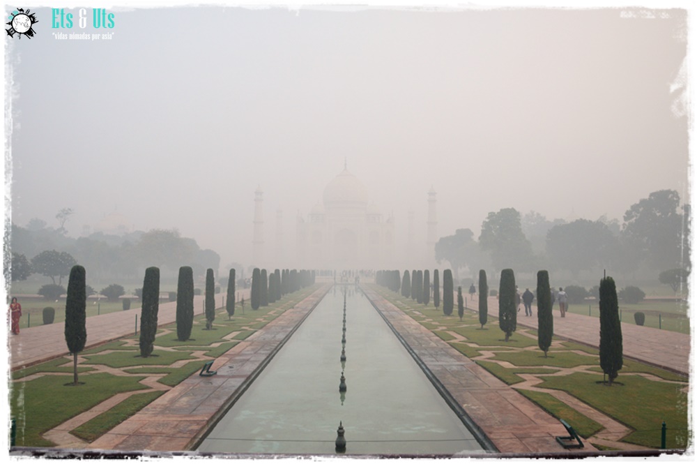 El Taj Mahal con niebla en Agra, India