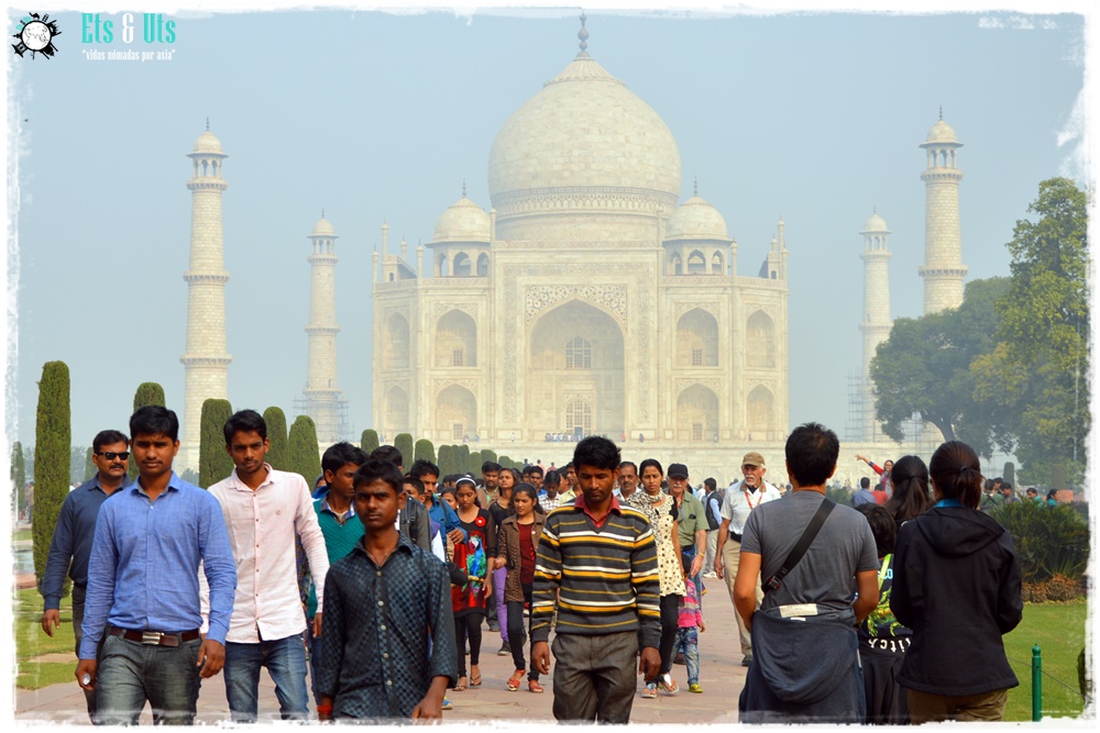 Taj Mahal con turistas Agra India